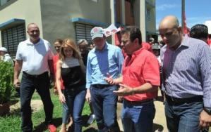 David Bernier y el alcalde de Carolina, José Carlos Aponte, recorren áreas del residencial Sabana Abajo junto a otros líderes del PPD. (Foto/Suministrada)