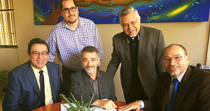 En la foto, el doctor Mario Medina, rector de la UPR Cayey, el Sr. Eleric Rivera, el profesor Teófilo Torres. (Foto/Suministrada)