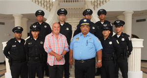Alcalde de Fajardo y nuevos miembros de la Policia Municipal. (Foto/suministrada)