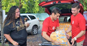 Los exgolden boys, Alexander Rodríguez y Ángel Ramos ayudan a montar los donativos para el rescate de PR42. (Foto/Suministrada)