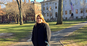 Jenniffer González Colón, comisionada residente electa, posa en el Instituto de Política de la Universidad de Harvard. (Foto/Twitter)